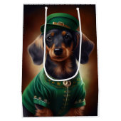 Dachshund Dog in St. Patrick's Day Dress Medium Cadeauzakje (Achterkant)