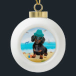 Dachshund Dog op strand Keramische Bal Ornament<br><div class="desc">Een Dachshund-hond die op het strand zit is een perfect cadeauidee voor iemand die van dit hondenras houdt.</div>