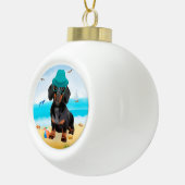 Dachshund Dog op strand Keramische Bal Ornament (Rechts)