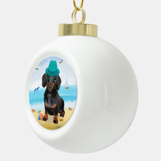 Dachshund Dog op strand Keramische Bal Ornament (Rechts)