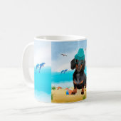 Dachshund Dog op strand Koffiemok (Voorkant links)