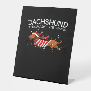 Dachshund Door De Sneeuw Grappige Hond Kerstmis T- Reclamebord Met Voetstuk