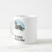 Dachshund door de sneeuw grappige kerst woordspeli koffiemok (Voorkant links)