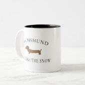 Dachshund door de sneeuw tweekleurige koffiemok (Voorkant links)