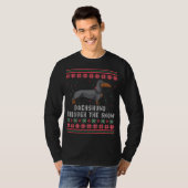 Dachshund door de sneeuw Ugly met kerst T-shirt (Voorkant volledig)