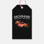 Dachshund door de sneeuwnende hond kerstmis cadeaulabel (Voorkant)