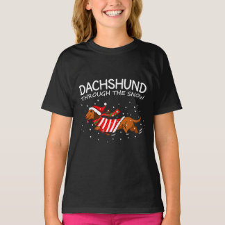 Dachshund door de sneeuwnende hond kerstmis t-shirt