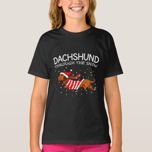 Dachshund door de sneeuwnende hond kerstmis t-shirt (Voorkant)