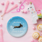 Dachshund door het bord van het sneeuwfeest (Feest)