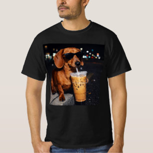Dachshund drinkt ijskoude koffie t-shirt