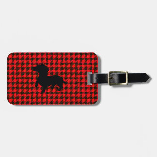 Dachshund en geruite bagagelabel met leren riem