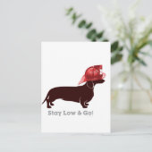 Dachshund Firefighter "Blijf laag" Briefkaart (Staand voorkant)