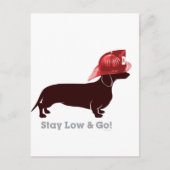 Dachshund Firefighter "Blijf laag" Briefkaart (Voorkant)