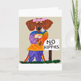 Dachshund hippie bij bordje geen hippies kaart