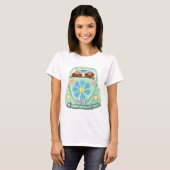 Dachshund Hippies in hun bloeiende liefdesmobiel T-shirt (Voorkant volledig)