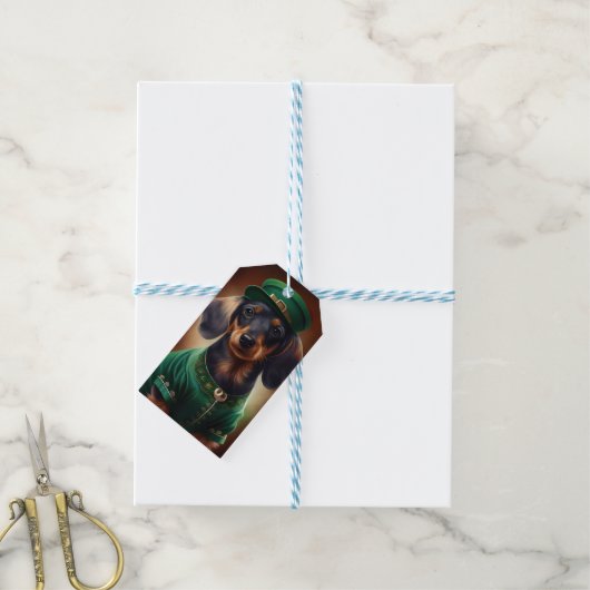 Dachshund hond in St. Patrick's Day jurk Cadeaulabel (Met Touw)
