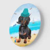 Dachshund-hond op het strand grote klok (Hoek)