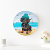 Dachshund-hond op het strand grote klok (Huis)