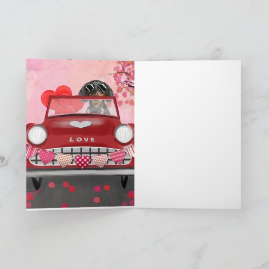 Dachshund-hond rijdt auto met harten Valentijnsdag Kaart (Binnen)