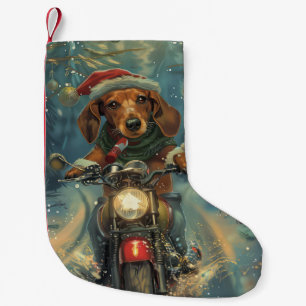 Dachshund-hond rijdt op motorfiets met Kerstmis Kleine Kerstsok