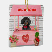 Dachshund-hond zoent in een kissing booth op Valen Keramisch Ornament (Rechts)
