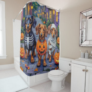 Dachshund honden gaan langs voor trick-or-treat me douchegordijn