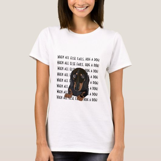 Dachshund Hug a Dog, de T-Shirt van vrouwen. (Voorkant)