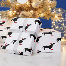 Dachshund in een kerstkerstman met kerstmis cadeaupapier