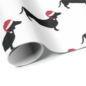 Dachshund in een kerstkerstman met kerstmis cadeaupapier (Rol Hoek)