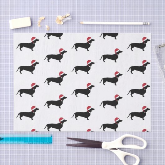Dachshund in een kerstkerstman met kerstmis tissuepapier (Craft)