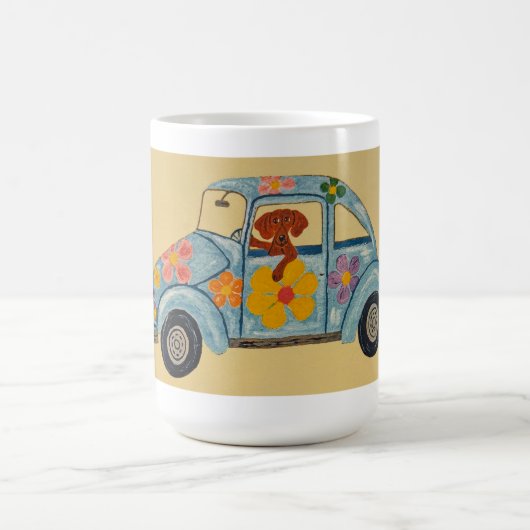 Dachshund in hippie-auto koffiemok (Center)