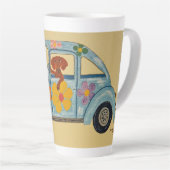 Dachshund in hippieauto latte mok (Rechterhoek)