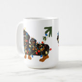 Dachshund in Kerstverlichting Verward Mok (Voorkant links)