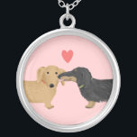 Dachshund Kiss met hart | Wiener Hondenliefhebber Zilver Vergulden Ketting<br><div class="desc">Cute black and tan longhaire Dachshund en shorthaired Doxie met hart. Een schattig hondenliefhebber ketting dat een zoet geschenk maakt voor elke hond moeder of weenie hondenliefhebber. Bezoek Jenn's Doodle World voor nog meer accessoires en cadeaus met deze leuke wiebelhondenkunst.</div>