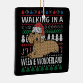 Dachshund loopt in een Weenieland Keramisch Ornament (Rechts)