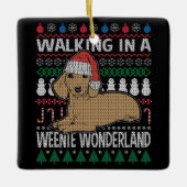 Dachshund loopt in een Weenieland Keramisch Ornament (Voorkant)