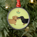 Dachshund Mistletoe Kiss - Wiener Dog Kerstmis Metalen Ornament<br><div class="desc">Een schattig kerstversiering van de Dachshund liefhebber. Zwart en bruin langharig Doxie en rood kortharig Dachshund. Keramisch vakantie ornament van een wiener hondenkus onder de maretak. Een originele cartoon weenie dogs kunstillustratie door ©Jenn Inashvili. Maakt een zoet cadeau en koestert ornament om te laten zien op de kerstboom voor de...</div>