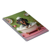 Dachshund nemen bubbelbad in klein bad grillig notitieboek (Rechterzijde)