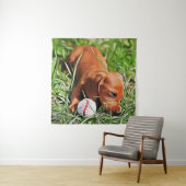 Dachshund Puppy Lazing in gras met all-mas POS Wandkleed (In situ)