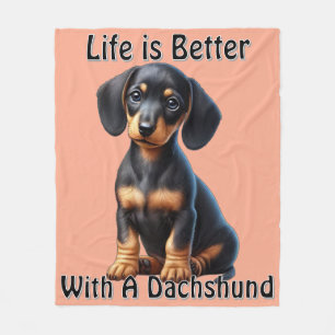 Dachshund Puppy Zit en Kijkt met Onschuldige Fleece Deken
