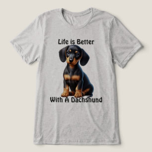 Dachshund Puppy Zit en Kijkt met Onschuldige  Tri-Blend Shirt