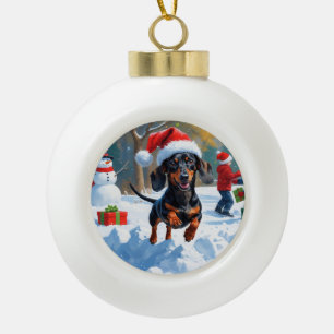 Dachshund Rent in de Sneeuw met Kerstmuts Keramische Bal Ornament