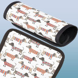 Dachshund Sause Dog Handvat Beschermer<br><div class="desc">Kleine dachshundworst of wierhonden in houten breien. Ideaal voor hondenliefhebbers en hondenwandelaars.</div>