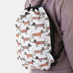 Dachshund Sause Dog Trekkoord Rugzakje<br><div class="desc">Fun kleine Dachshund-worstjes of wiener-honden in houten breikleding. Ideaal voor hondenliefhebbers. Originele kunst van Nic Squirrell.</div>