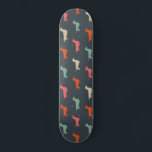 Dachshund Silhouettes Wiener Hondenliefhebber Persoonlijk Skateboard<br><div class="desc">Dachshund Lover's Skateboard. Kleurrijk silhouettenpatroon met lange haren,  met wireen en met gladde bekleding beklede washonden. Bezoek de Doodle World van Jenn voor nog meer producten met dit leuke Doxies-ontwerp,  evenals meer hondenras themed gifts.</div>