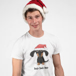 Dachshund Sinterklaas Grappige Wiener Hond Kerstmi T-shirt<br><div class="desc">Schattigee langharige zwart en tan wiener hondenpuppy met een kerstmuts. Dit grappige Dachshund Christmas-shirt is verkrijgbaar in vele stijlen, waaronder t-shirts, shirten met lange mouwen en hoodies. Leuke weenie hondenliefhebber kleding voor uw volgende vakantiebijeenkomst. Bezoek Jenn’s Doodle World voor nog meer producten met deze Dachshund-cartoon, inclusief enkele geweldige geschenken en...</div>