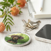 Dachshund Sitting in Grass Sleutelhanger (Zijkant)