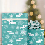 Dachshund Sneeuwvlokken Blauwgroen Kerstcadeauverp Cadeaupapier<br><div class="desc">🎄🐶 Maak elk cadeau paw-some met deze *Teckel Snowflakes Red Wrapping Paper*! Met een schattige teckel omringd door delicate sneeuwvlokken op een felrode achtergrond, is dit inpakpapier ideaal voor hondenliefhebbers met een winterse look die een feestelijke touch willen geven aan hun vakantiegeschenken. Of je nu goodies inpakt voor collega-doxie-fans of...</div>