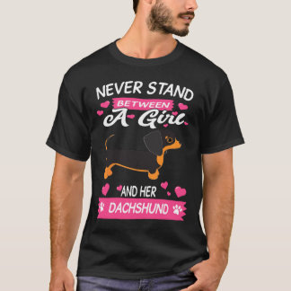 Dachshund staat nooit tussen een meisje en haar do t-shirt