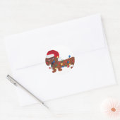 Dachshund verstrikt in kerstverlichting (rood) ronde sticker (Envelop)